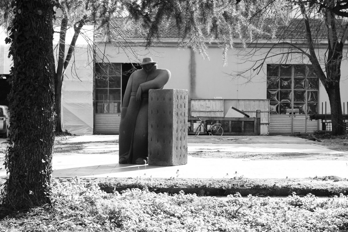 Il cortile della Factory con una scultura di Sergio Zanni