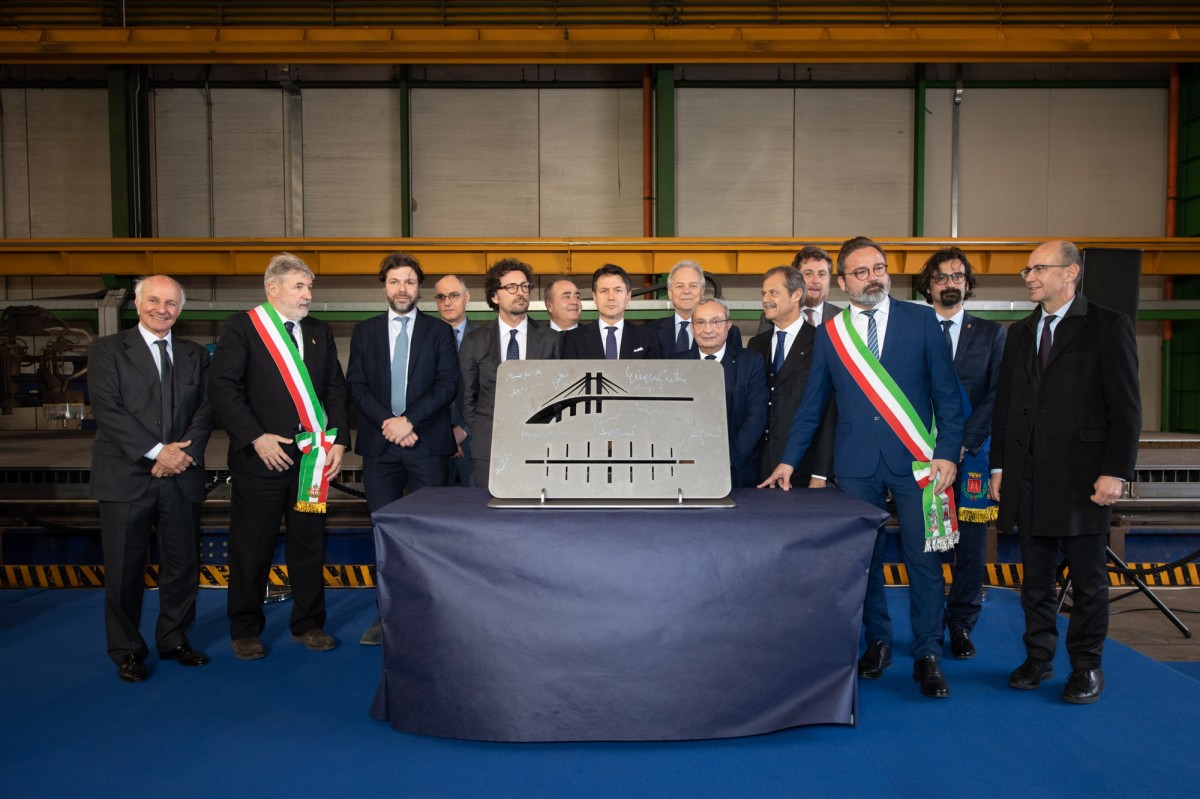 Foto di gruppo al termine della cerimonia di inaugurazione del nuovo sito produttivo di FIncantieri a Valeggio sul Mincio ©Fincantieri